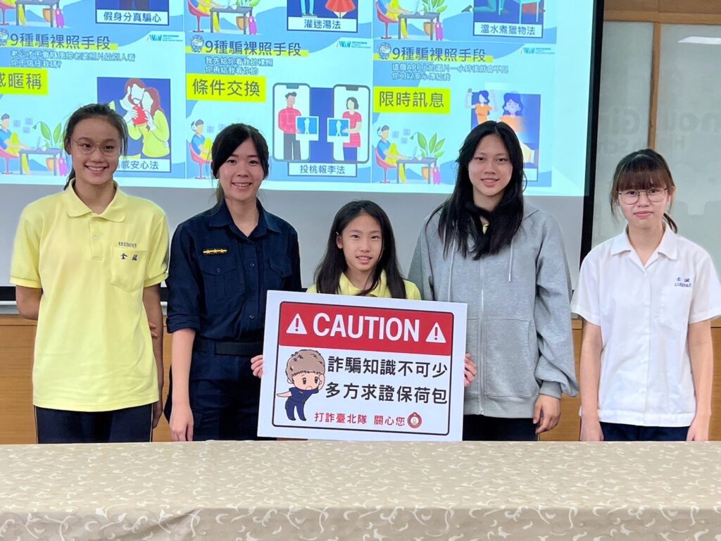員警向學生宣導防詐觀念,避免遭誘騙簽債務契約。(圖/婦幼隊提供)