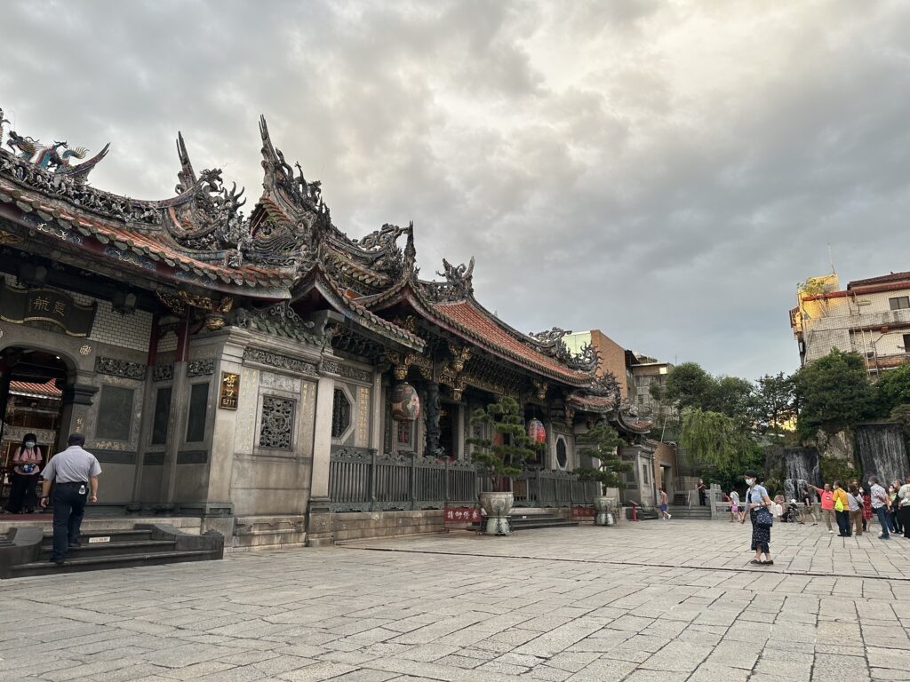 龍山寺為萬華重要的宗教信仰及知名景點，每年吸引國內外遊客及香客眾多。