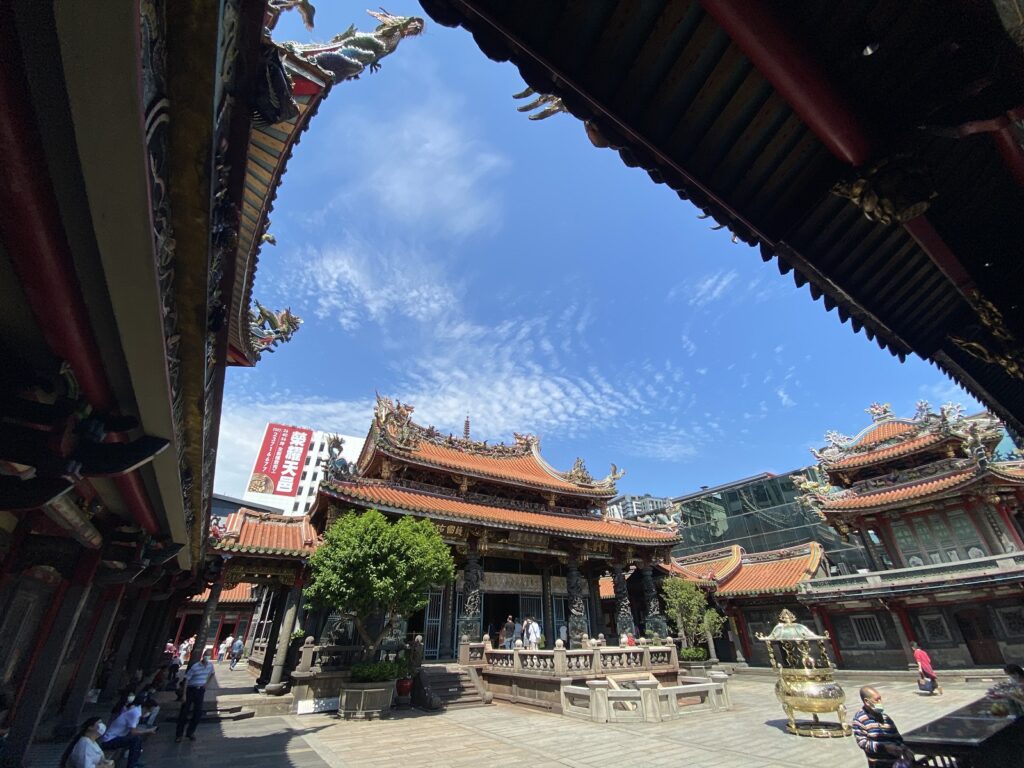龍山寺  為觀音佛祖道場是當地的重要信仰，也是國際知名的觀光勝地。
